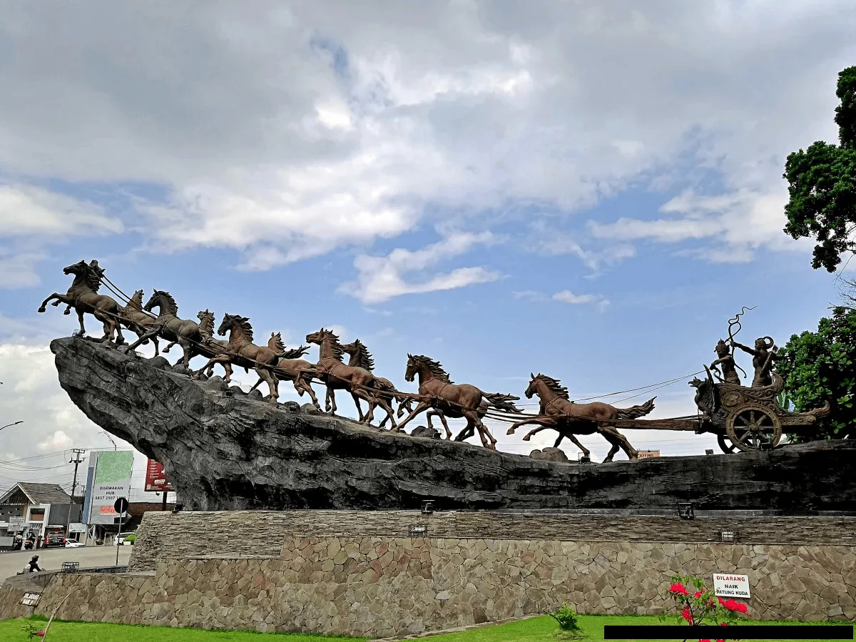 Wisata Tugu Simpang Lima yang ikonik