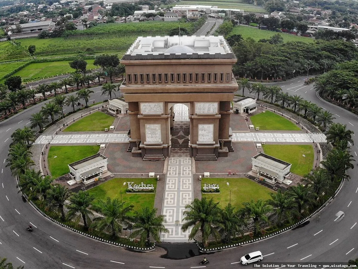 wisata Tugu Simpang Lima yang ikonik