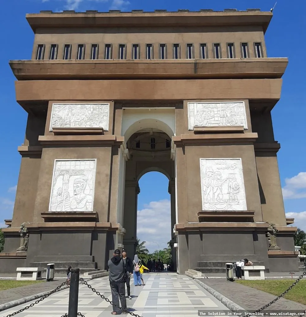 Wisata Tugu Simpang Lima yang ikonik