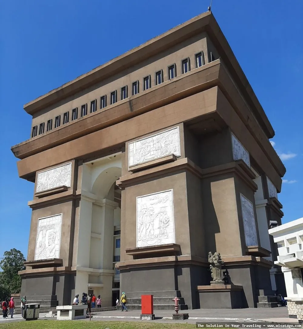 Wisata Tugu Simpang Lima yang ikonik