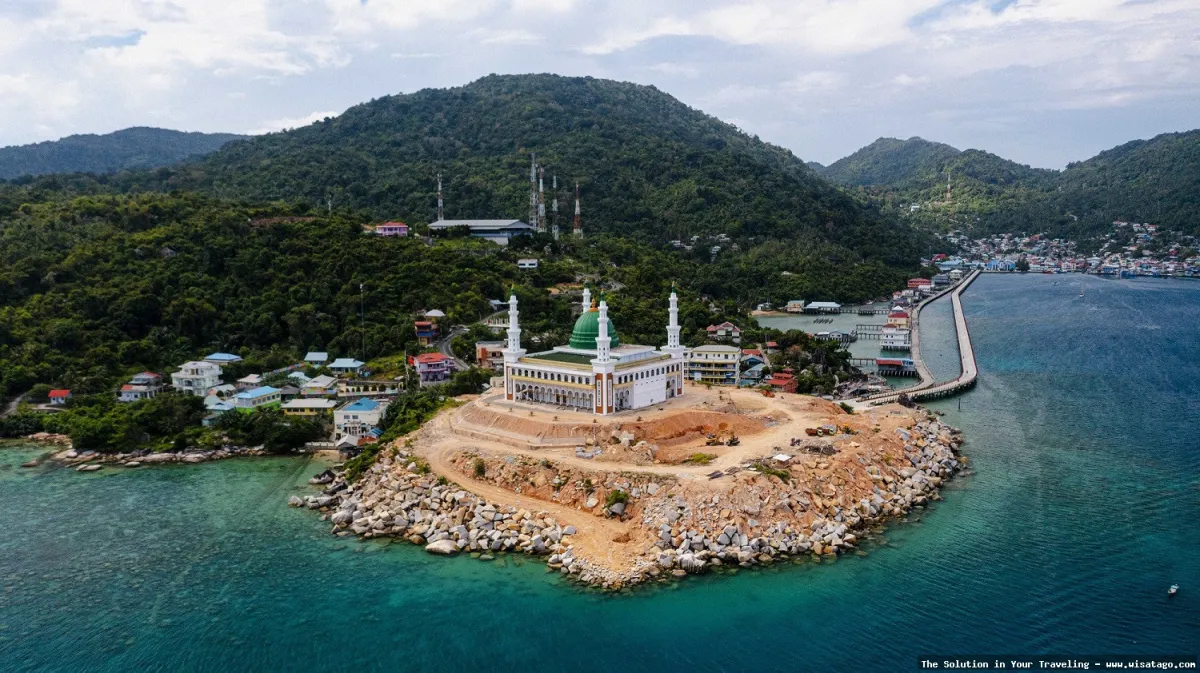 wisata Vihara Gunung Dewa Siantan memukau
