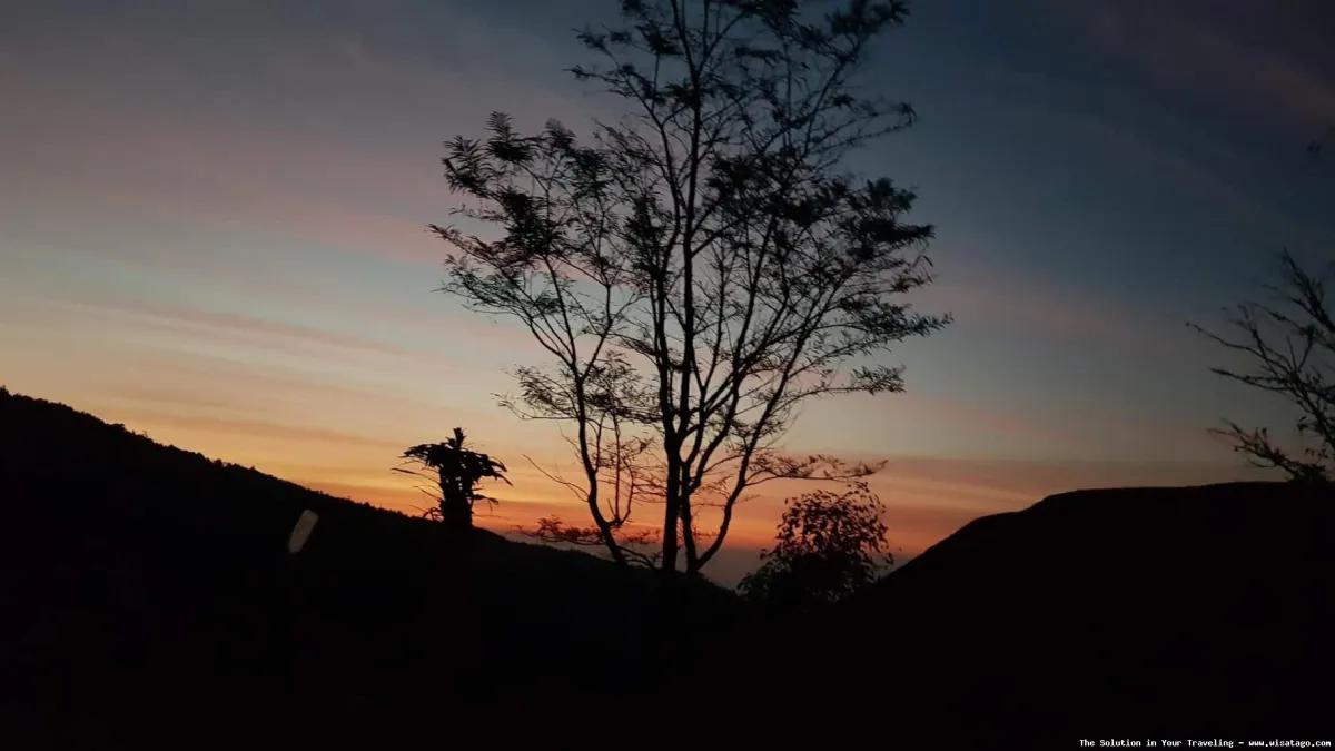 Wisata Watu Lawang: gerbang batu alami